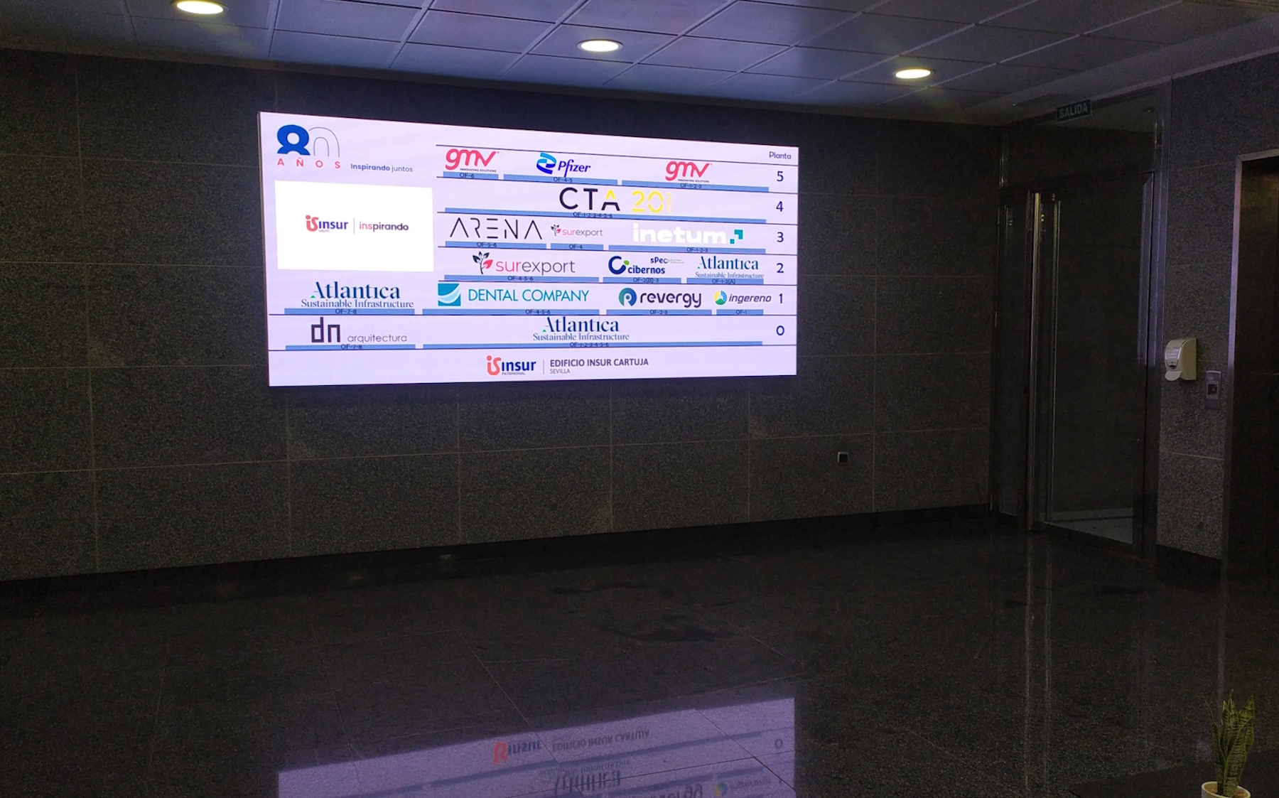 Pantallas profesionales para directorios de edificios.