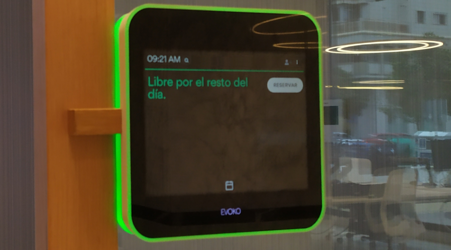 Pantalla táctil de señalización digital para salas.
