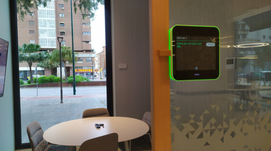 Señalización digital para reserva de salas de reuniones.